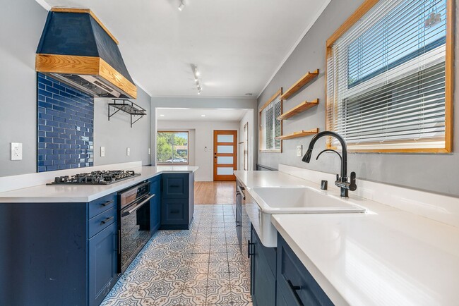 Photo - Move-in ready Magnolia Park gem — modern f...