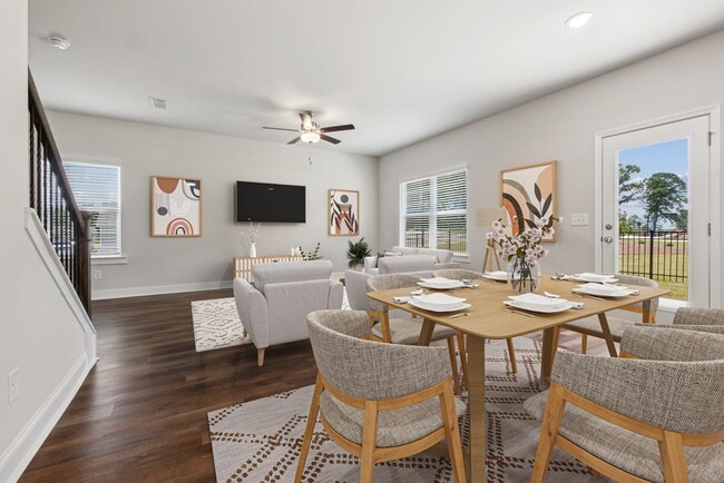 Sala de estar con gran ventanal que deja entrar mucha luz natural. - Alma Farms