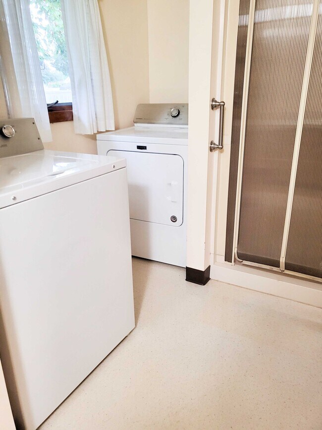 Photo - 4872 Elmwood St