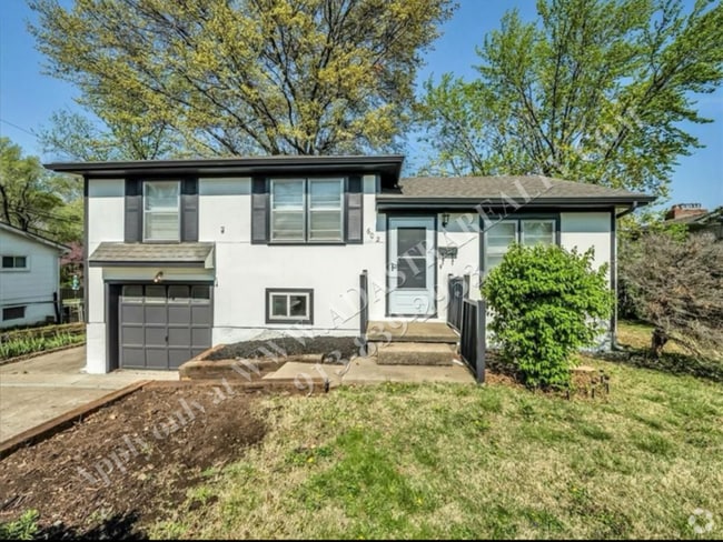 Building Photo - Updated 4 Bed 2 Bath Home in Lees Summit-C...