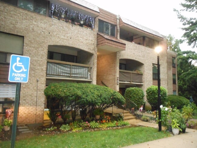 Building Photo - 405 Christopher Ave Unit 40