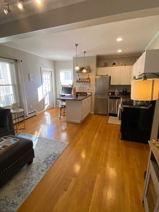 Building Photo - 188 Gold St Unit 3