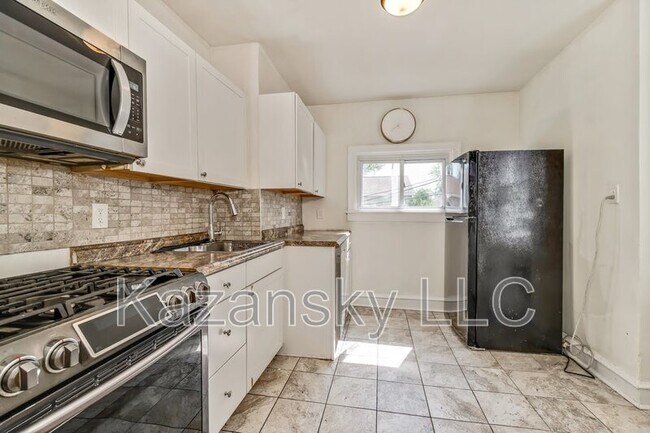 Building Photo - 6737 N Lawrence St