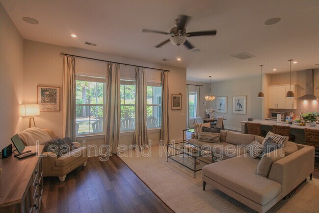 Photo - 2352 Lantern St