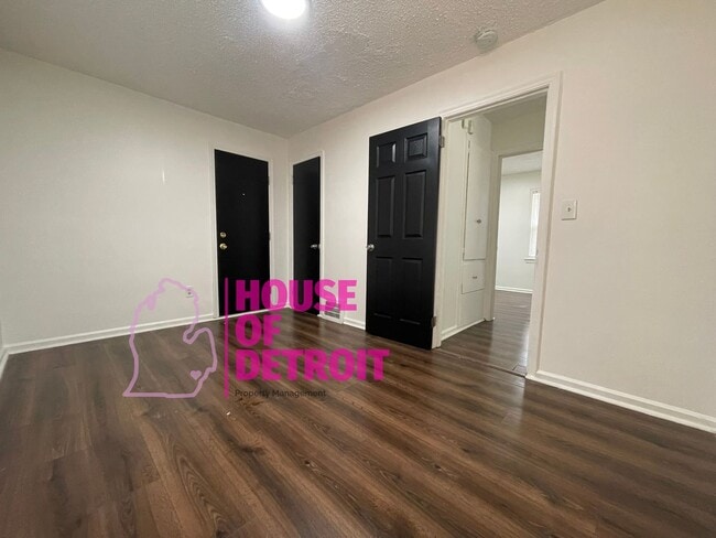 Building Photo - SUMMER SPECIAL~ 3 BEDROOM 1.5 BATH~ FREE P... Rental