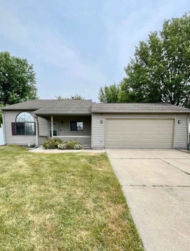 Building Photo - Charming Tri-Level Home with Fenced Backyard in West Lafayette