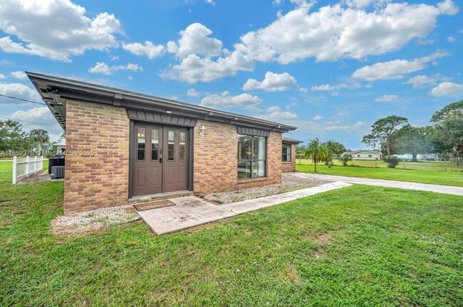 Building Photo - 1803 E Easy St Rental