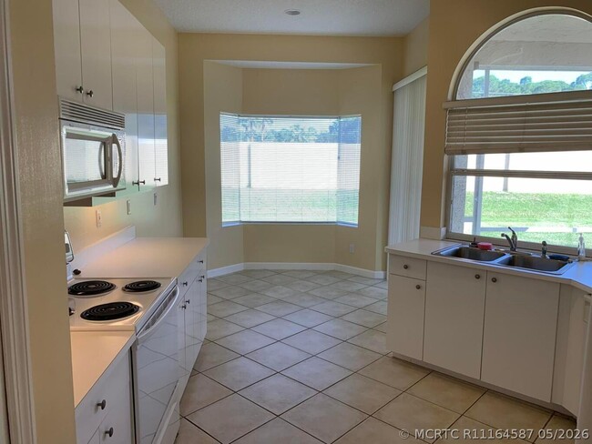 Photo - 825 SW St Andrews Cove