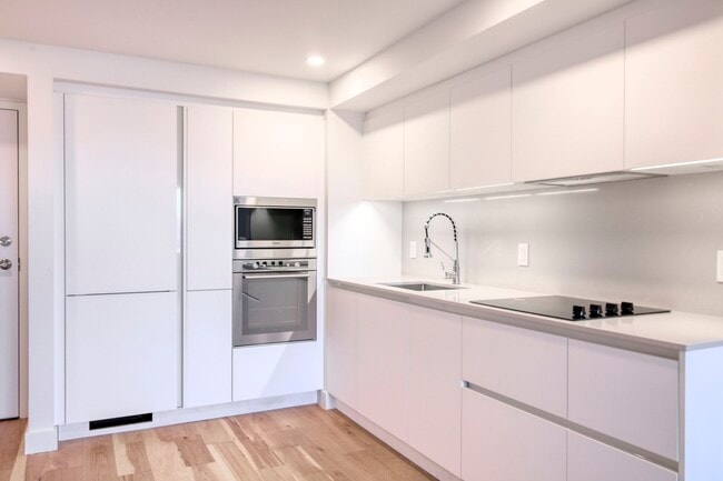 Building Photo - 3460 Rue Peel Unit 601