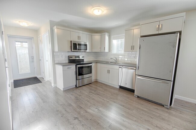 Photo - 735 Coalbrook Close W Unit 2-735 Coalbrook Close W