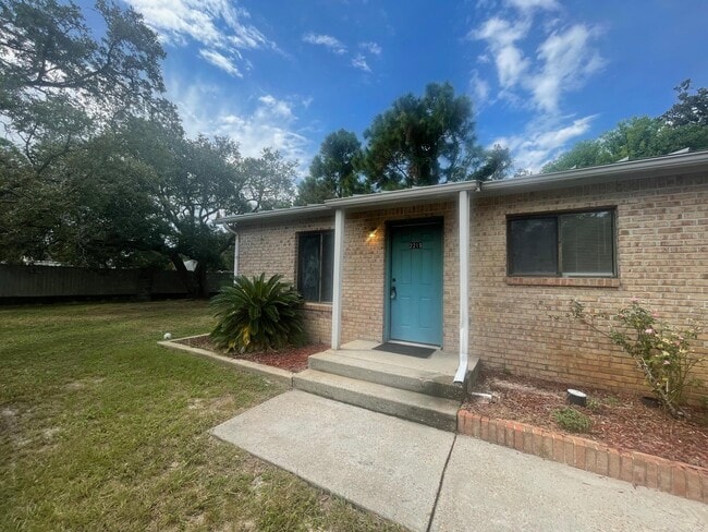 Building Photo - 2219 Paloma St Rental