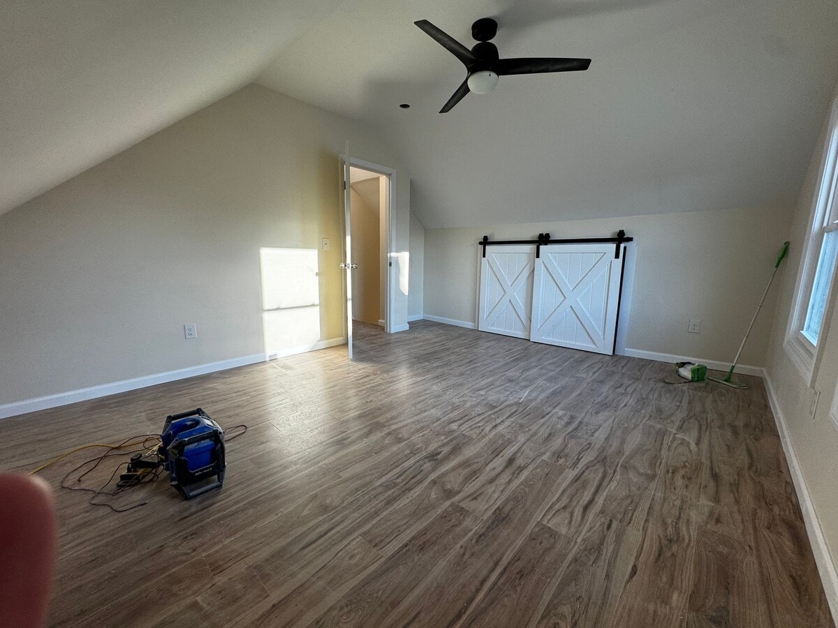 Photo - 11 New Ln Unit West