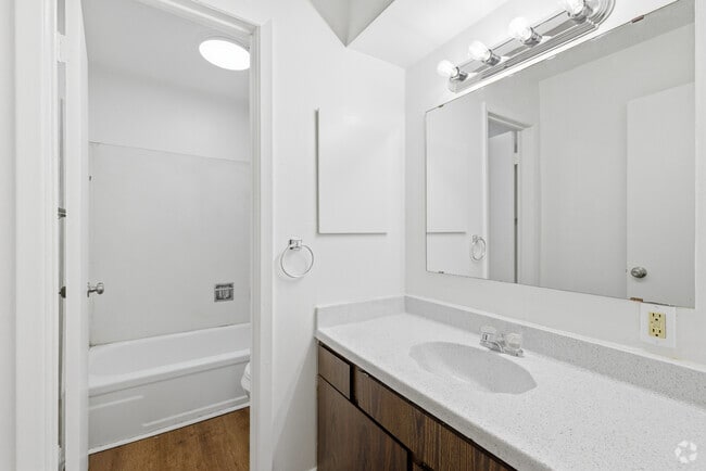 2BR, 1BA - 950SF - Bathroom