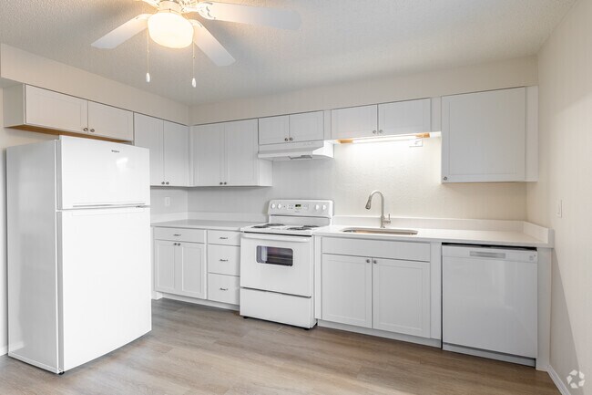2BR, 1BA - 825SF - Kitchen - Fairway Village