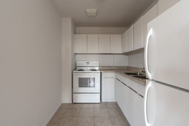 Building Photo - 150 The Donway W Unit 208