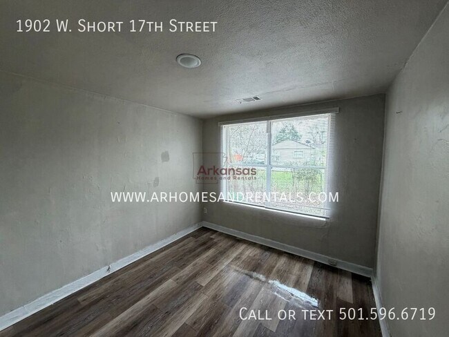 Photo - 1902 W Short 17th St