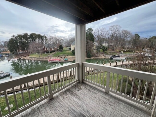 Photo - Waterfront - 2 Bed/2 Bath Condo - Pier 33 - Alley Kitchen - Fireplace - Washer/Dryer Included - C...