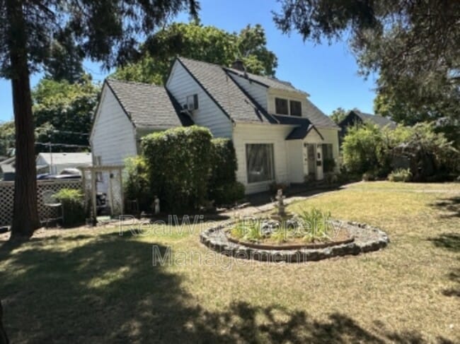 Building Photo - 221 NE A St Unit 3