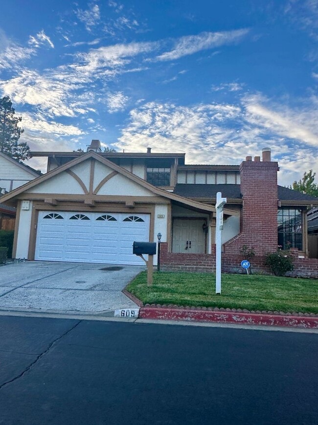 Building Photo - Large 4 Bedroom / 2.5 Bath House in Foster...