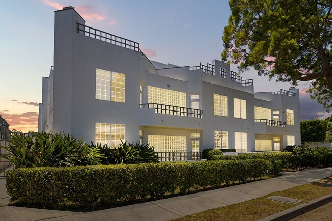 Building Photo - Stylish End-Unit Townhome in Prime Santa Monica | Private Rooftop Deck & Bonus Room Unit Apt A