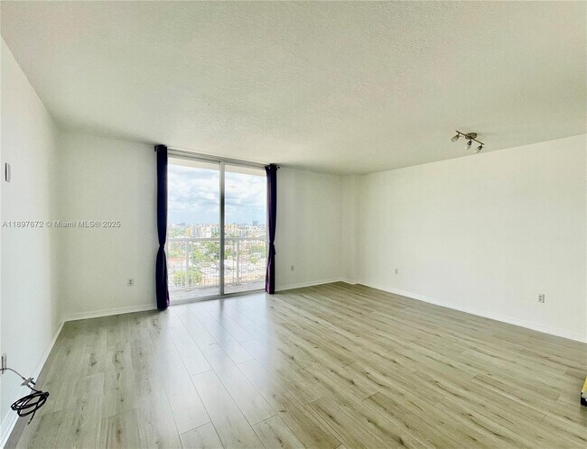 Photo - 900 SW 8th St Unit 1505