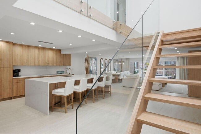 Building Photo - 1173 Hillsboro Mile Unit 22