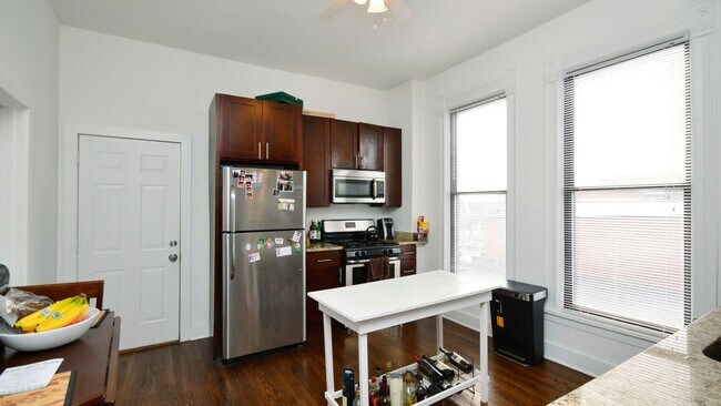 Building Photo - Large 2bd/ + Den/1bth Updated, in West Town, Avail 8/1! Unit 1F