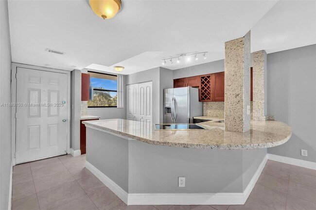 Building Photo - 118 Lake Emerald Dr Unit 207 Rental