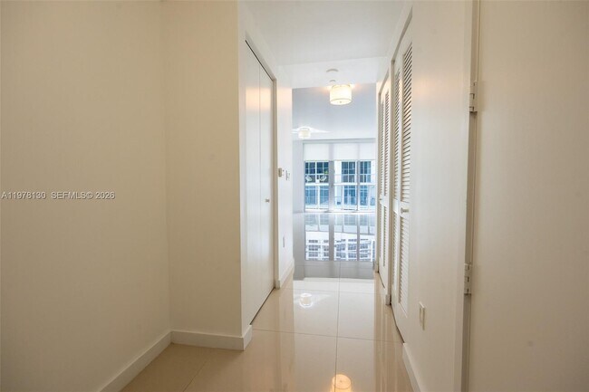 Photo - 488 NE 18th St Unidad 3302