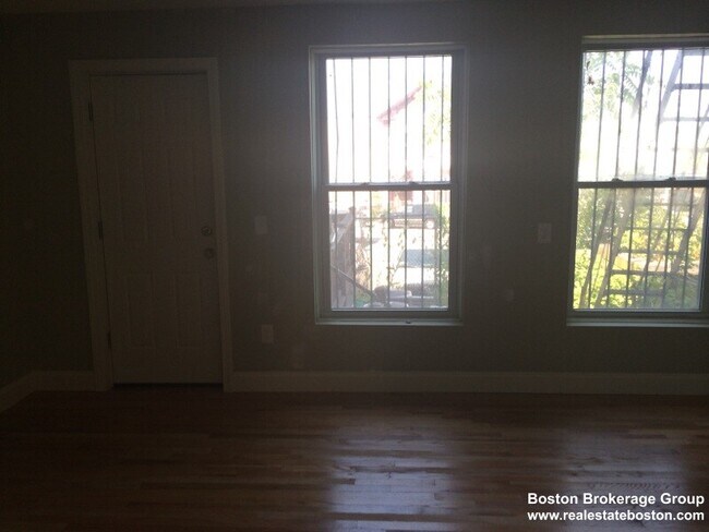 Building Photo - 35 Forbes St Unit 1