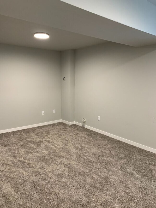 Photo - Immaculate 4-5 bed 3.5 Bath Townhouse