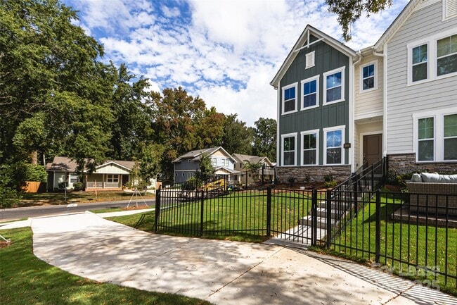 Photo - 2550 Lydia Ave