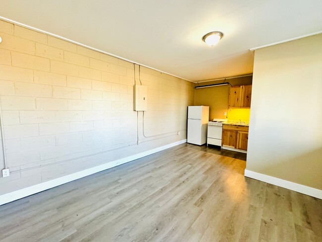 Studio Apt All Utilities Included! - Studio Apt All Utilities Included! Unit 06