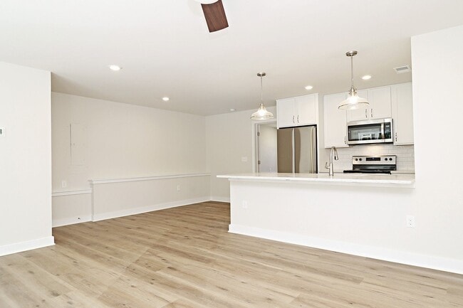 Photo - Dog-Friendly End-Unit Apartment Unidad Mary Jackson Ct 5065 #B