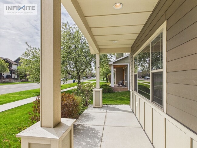 4 Bedroom Home with Spacious Yard - 4 Bedroom Home with Spacious Yard