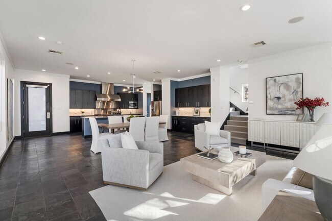 Photo - 162 Vieux Carre Dr