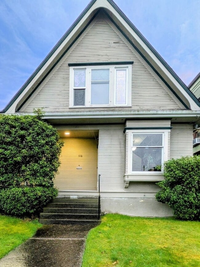 Building Photo - Large Home for Available for Preleasing in Historic York Neighborhood!