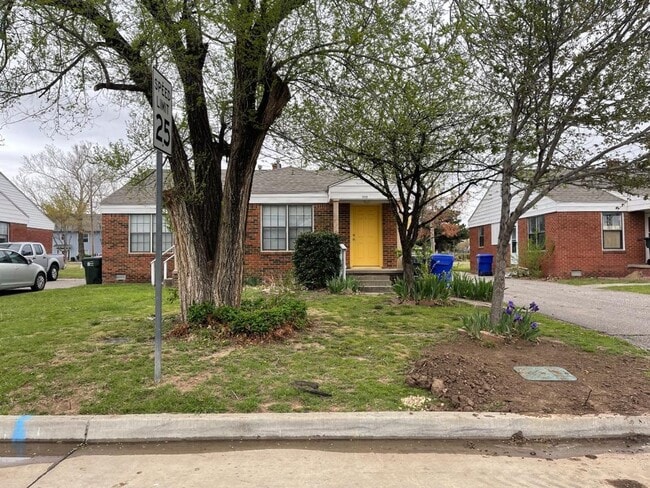 Building Photo - ADORABLE 2 BEDROOM DUPLEX FOR LEASE Rental