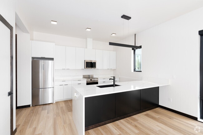 1BR, 1BA - 782SF - Kitchen - Midtown Centre Apartments