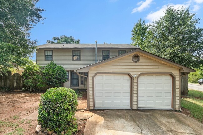Building Photo - 4 bdrm, 2 bath home w/ a pool! Pool service included!