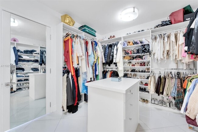 Photo - 19500 Turnberry Way Unidad 7D