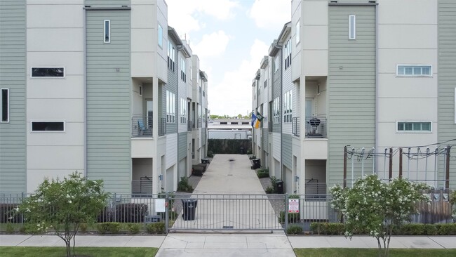 Photo - 951 W 17th St