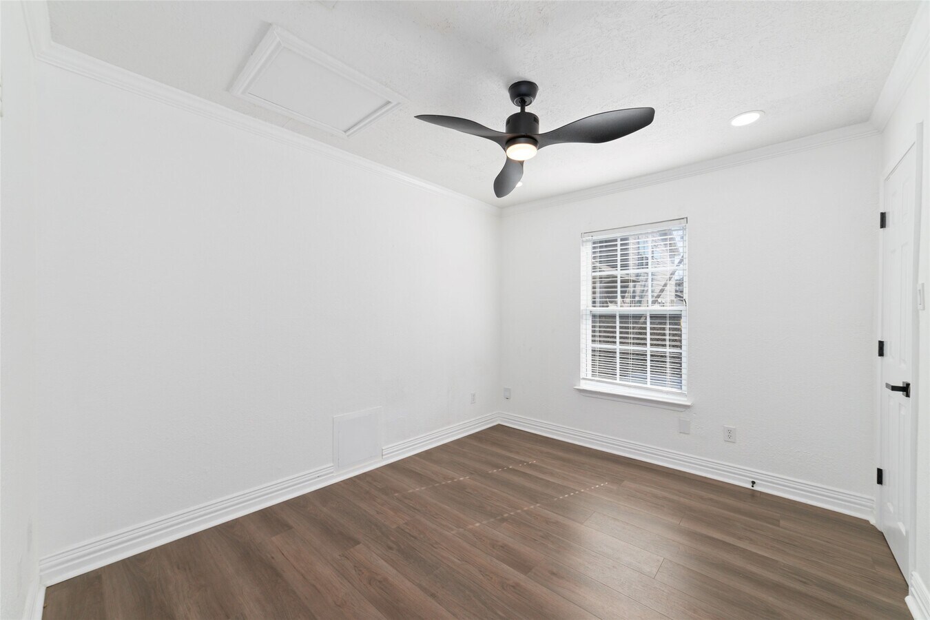 Photo - 802 E 33rd St