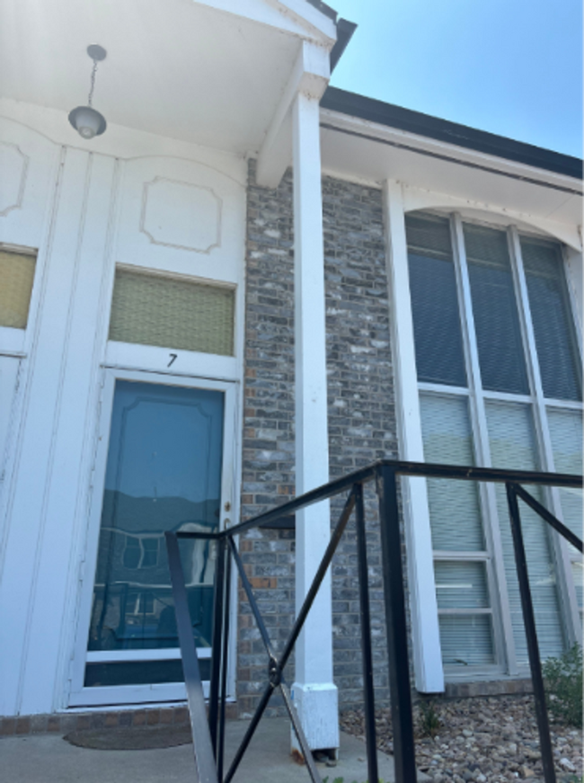 Building Photo - 725 N Stackman Dr