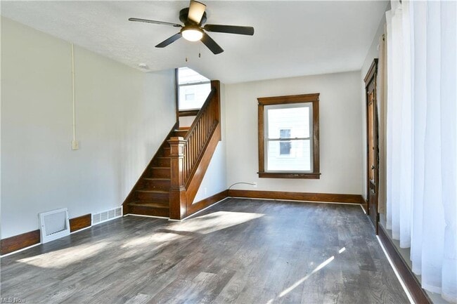 Photo - 781 Oak Knoll Ave SE