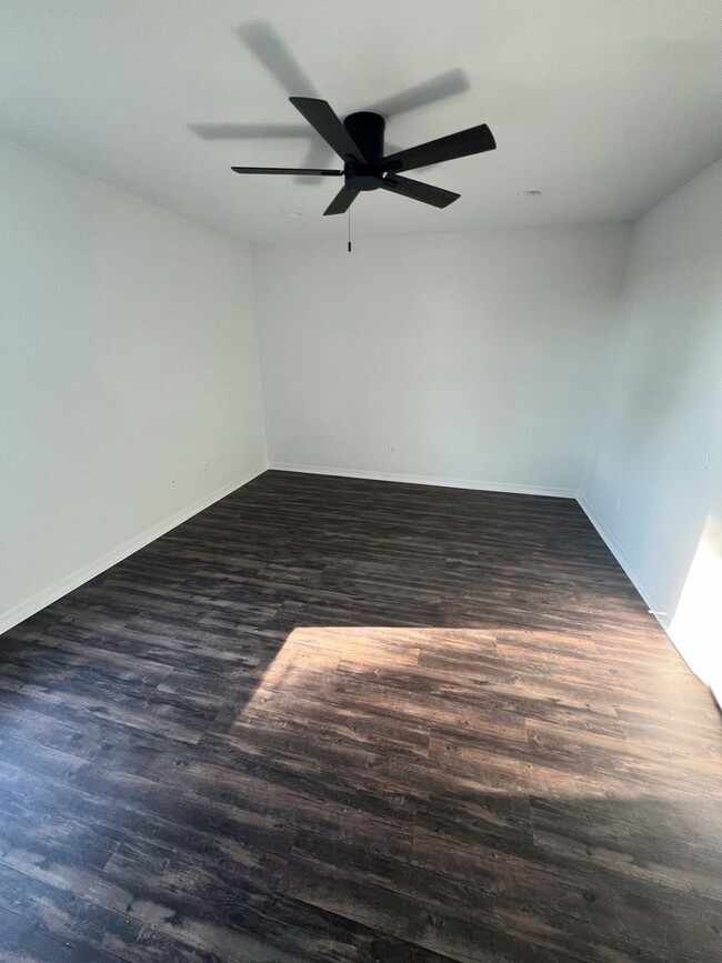 Photo - FIRST MONTH FREE- LAMINATED FLOOR 2/2 COND...