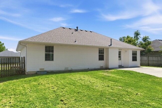 Photo - Nixa 3 bed 2 bath 2 car garage home!