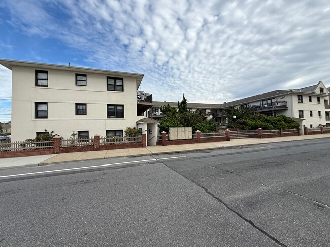 Building Photo - 65 W Broadway Unit 2B