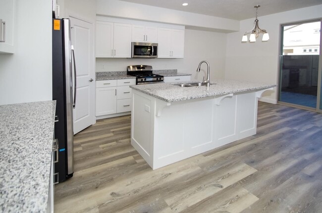 Building Photo - 4 Bedroom Townhome in Hurricane Heights Co...