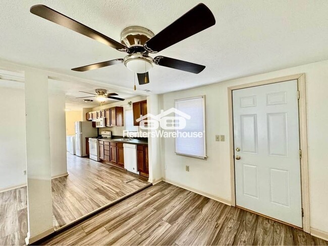 Building Photo - 703 Prairie St